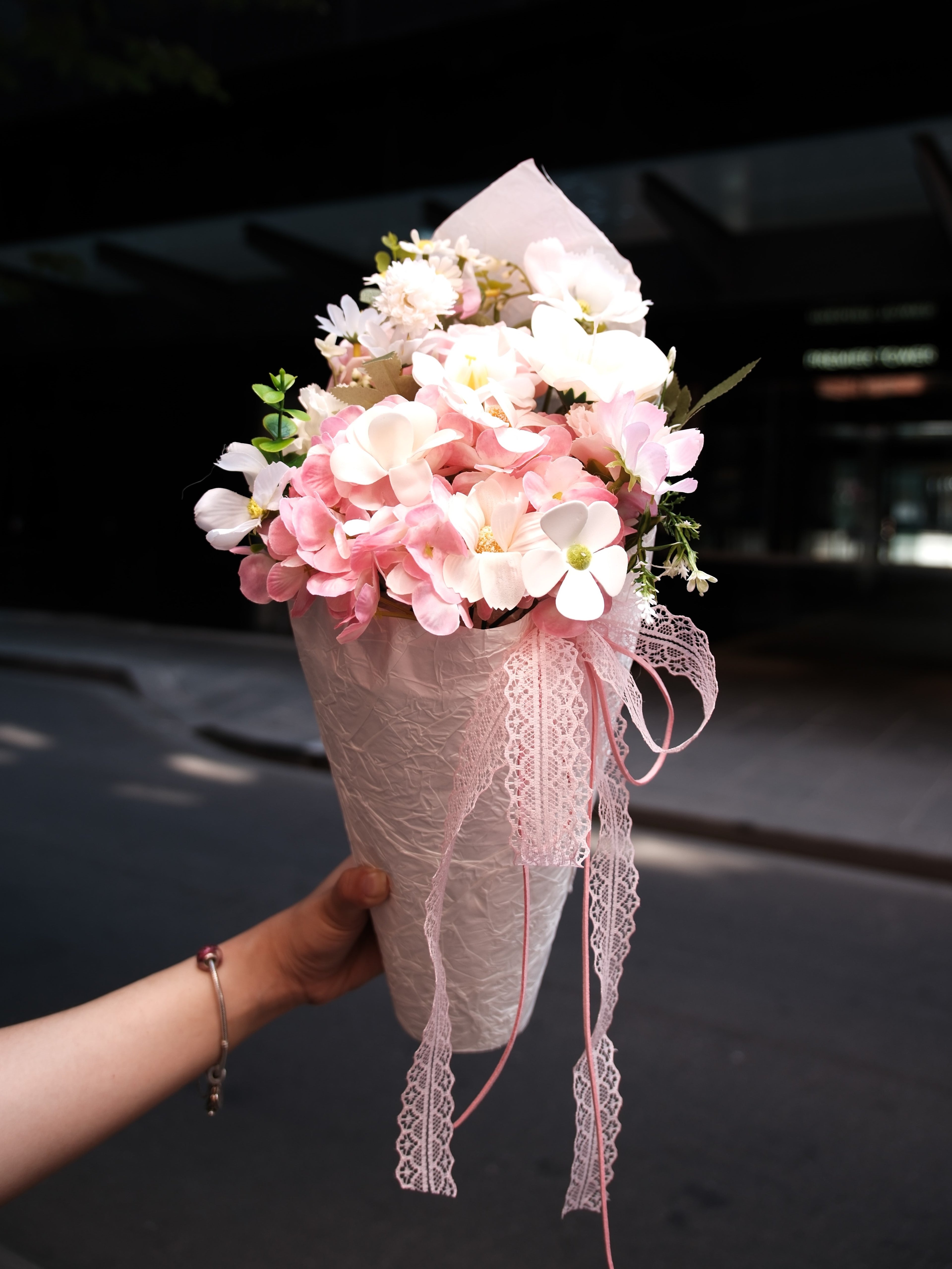 Mixed Ranunculus Bouquet — Wavy Texture Wrap